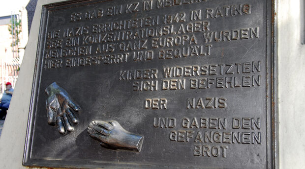 Gedenktafel an das Konzentrationslager Ratingsee auf der Meidericher Von-der-Mark-Straße vor der katholischen St. Micheal Kirche