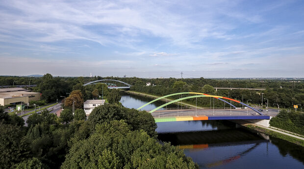 Luftaufnahme - Rhein-Herne-Kanal in Meiderich mit Brücke im Verlauf der Emmericher Straße