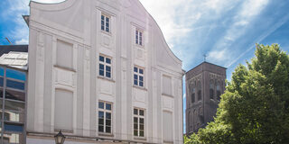 Duisburg-Dellviertel - links das Gebäude des Kulturzentrums am Dellplatz (z.Z. Grammatikoff)l rechts die St. Josef Kirche