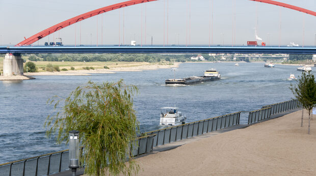 Der Rhein bei Duisburg mit der Brücke der Solidarität