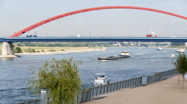 Der Rhein bei Duisburg mit der Brücke der Solidarität
