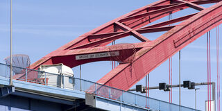 Brücke der Solidarität über dem Rhein bei Duisburg zwischen Hochfeld und Rheinhausen