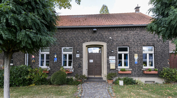 Duisburg-Rumeln-Kaldenhausen: Altes Lehrerhaus und Dorfschule. Heute ist dort eine Freie Musikschule untergebracht.