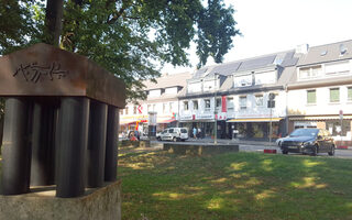 Franz-Lenze-Platz mit denkmal