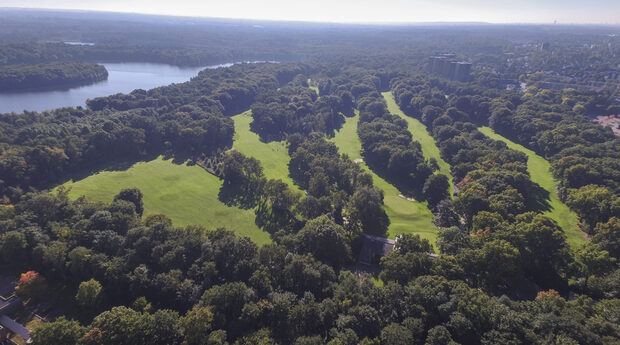 Duisburg-Großenbaum - Gelände des Niederrheinischen Golfclub e.V.Links der Wildförstersee und der Haubachsee der Sechs-Seen-Platte.