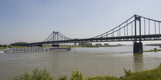 Rheinbrücke Krefeld - Duisburg mit Vorlandbrücke in Mündelheim