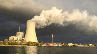 Kraftwerk Duisburg-Walsum mit bedrohlichem Himmel von der Rheinfähre aus gesehen