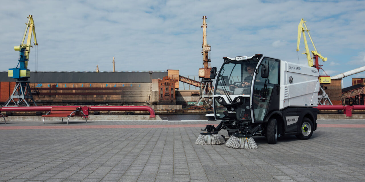 Kehrmaschine auf einem gepflasterten Hof
