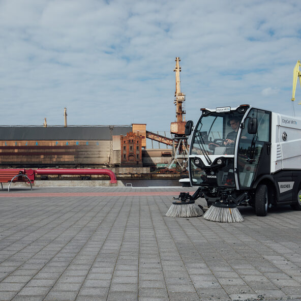 Kehrmaschine auf einem gepflasterten Hof