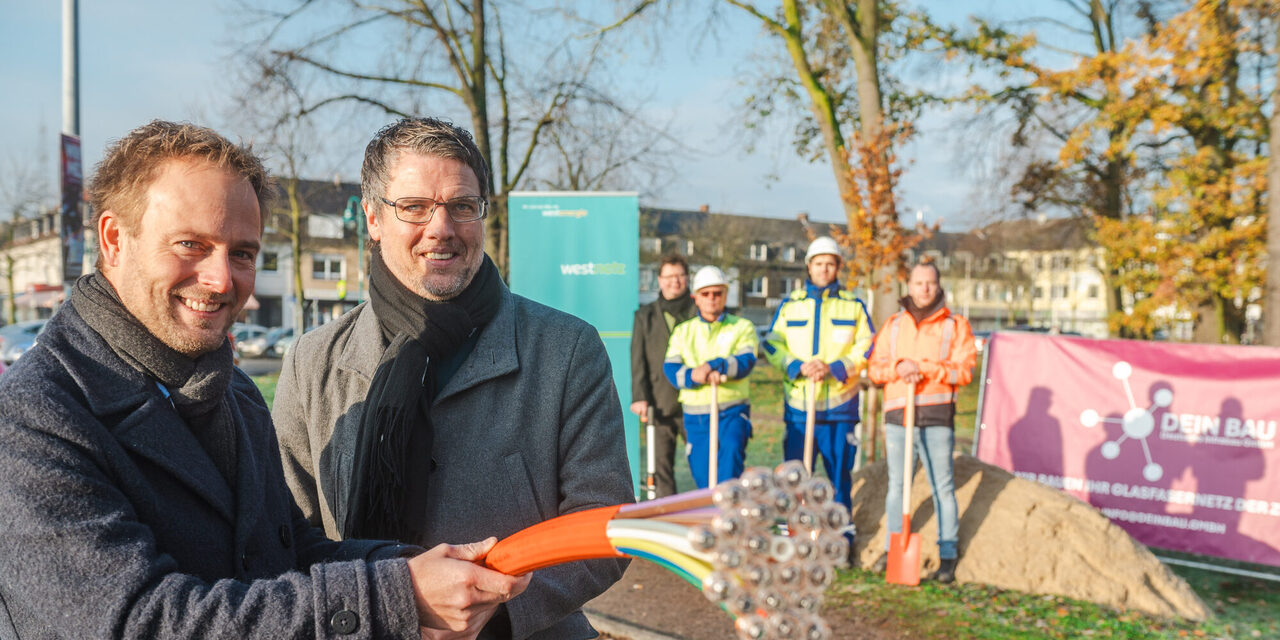 v.l.: Martin Murrack, Stadtdirektor und Digitalisierungsdezernent und Robert Stein, Manager Regionale Kooperation bei der Westconnect zeigen ein Glasfaserkabel, als Symbol für den Beginn des Glasfaserausbaus in Vierlinden am Donnerstag, den 30.11.2023. Stadtdirektor und Digitalisierungsdezernent Martin Murrack nahm gemeinsam mit Vertretern der Westconnect GmbH den Spatenstich für den Breitbandausbau vor.