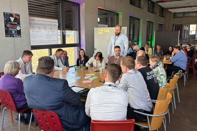 Menschen an einem Tisch