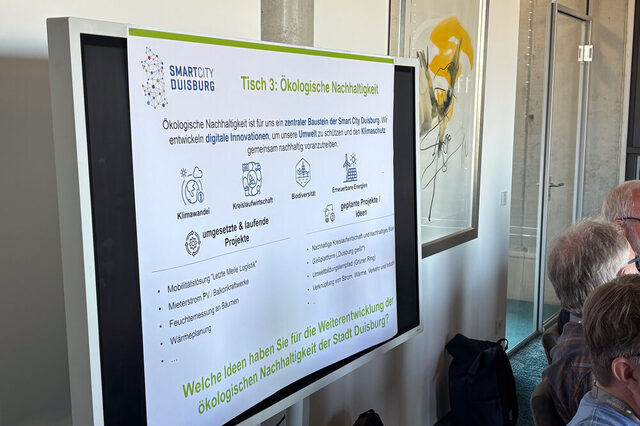 Großes Plakat auf einem Bildschirm mit dem Titel "Ökologische Nachhaltigkeit"