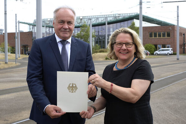 Klaus-Peter Wandelenus, Technikvorstand der DVG, und Bundesumweltministerin Svenja Schulze