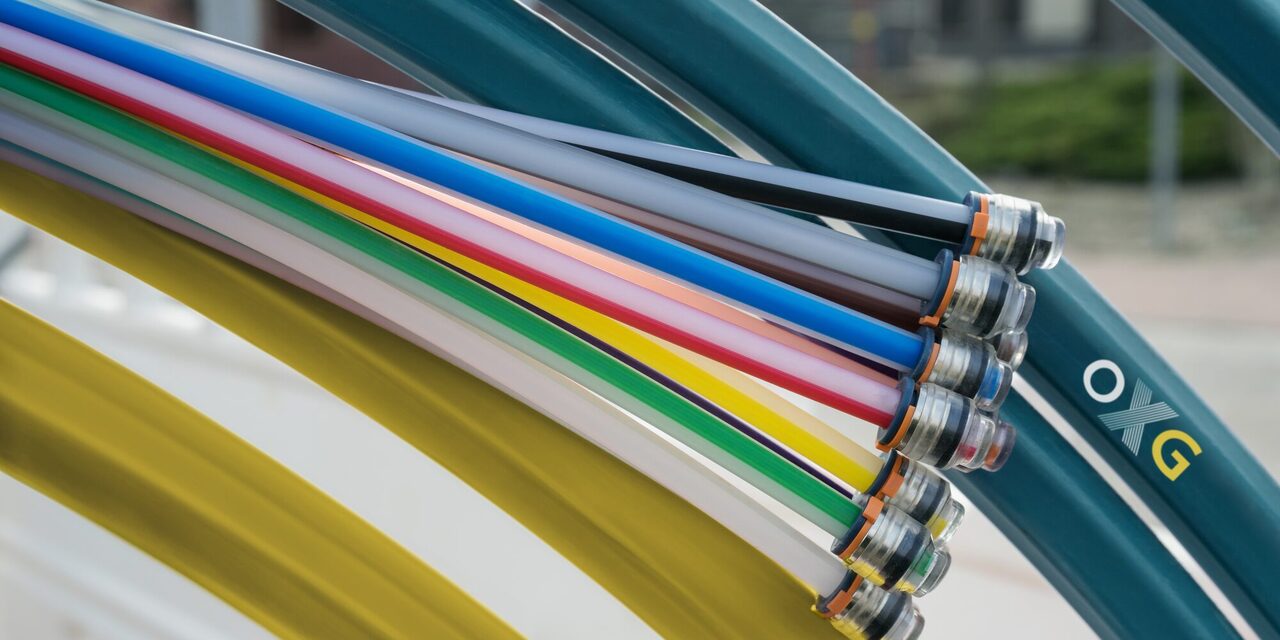 Glasfaserkabel mit dem OXG Logo