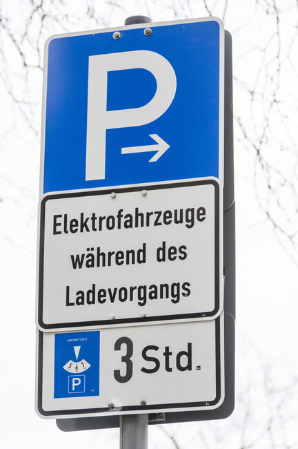 Ladeinfrastruktur für Elektroautos am Rathaus Duisburg - hier: Hinweisschild