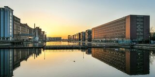 Sonnenuntergang im Innenhafen der Stadt Duisburg