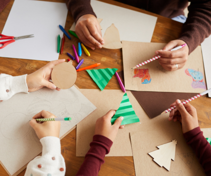 Bastelpapier und Kinderhände