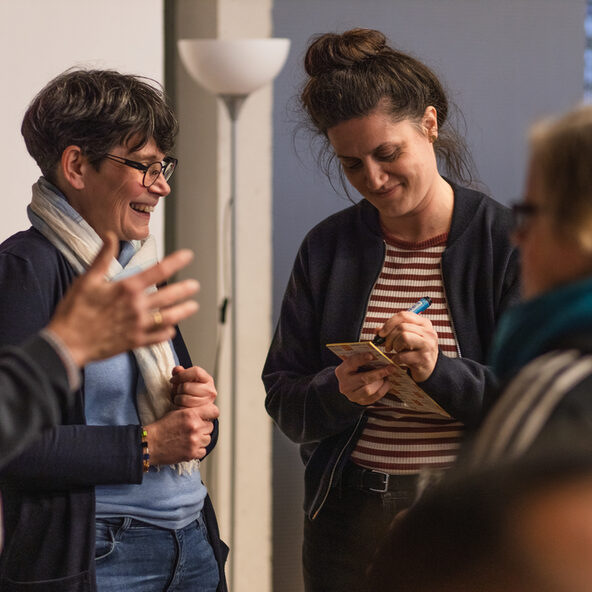 Gruppe von Menschen überlegt