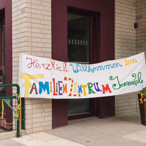 Gemaltes Banner mit der Aufschrift "Willkimmen um Familienzentrum Immendal"