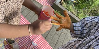 Kinder bemalen Hände mit Farbe