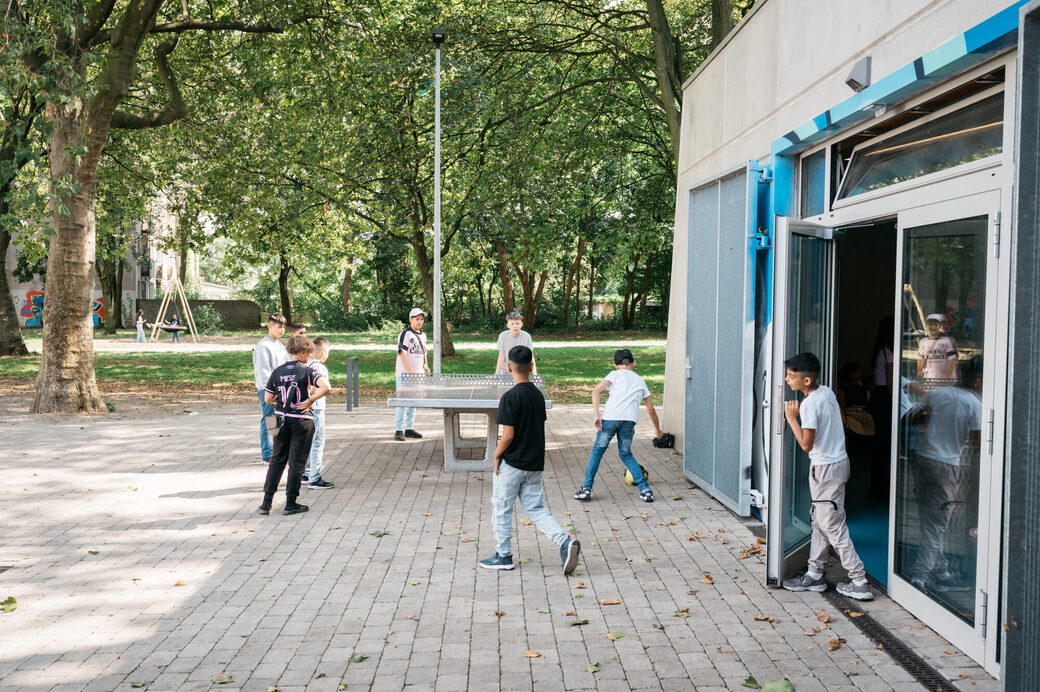 Spielende Kinder am Blauen Haus