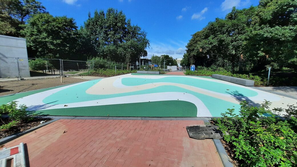 Bunt gestaltete Fläche zum Spielen