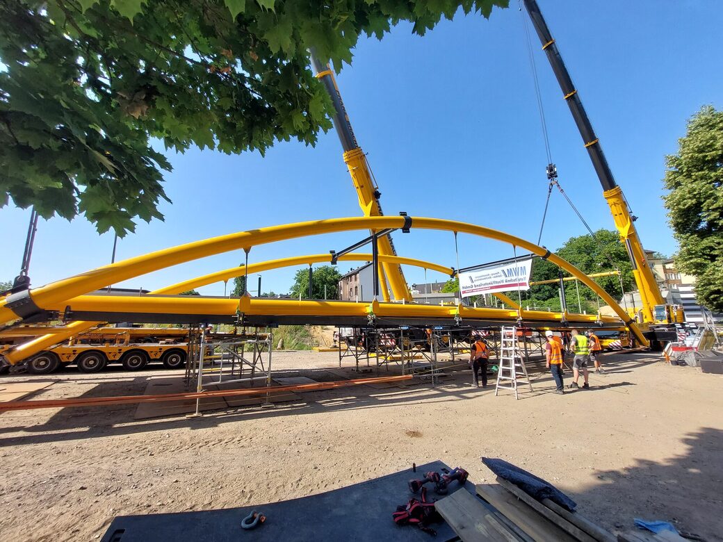 Brücke während des Einhubs