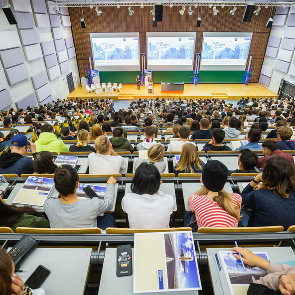 Ein Hörsaal mit vielen Zuhörern