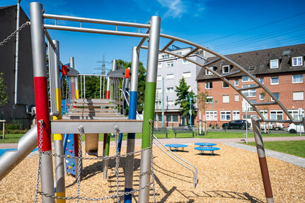 neuer Spielplatz mit Grünfläche in Laar