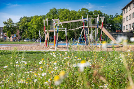 neuer Spielplatz mit Grünfläche in Laar