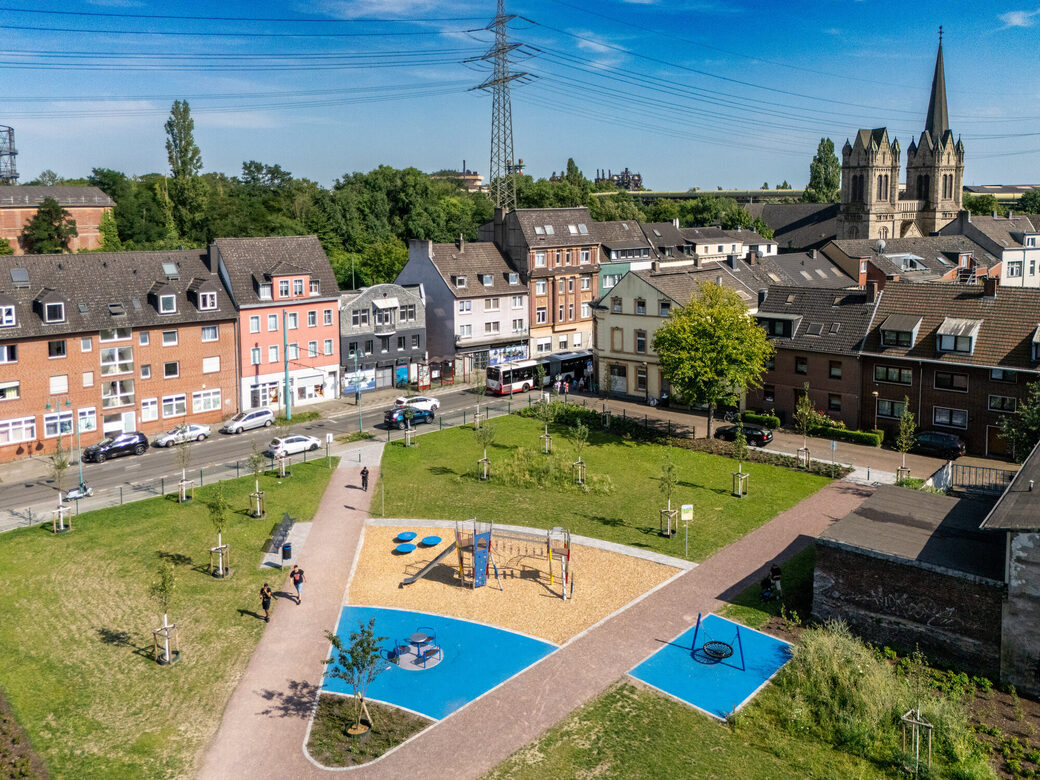 neuer Spielplatz mit Grünfläche in Laar