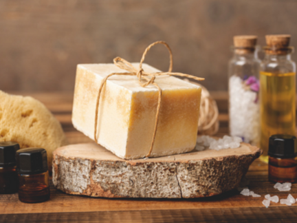 Gläser gefüllt mit Lebensmitteln