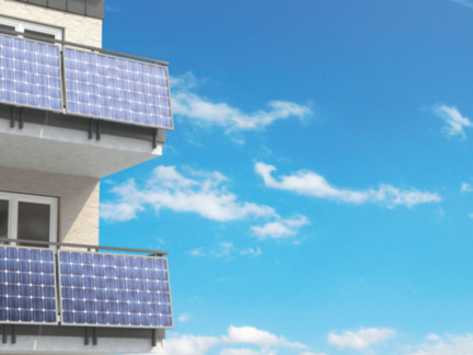 Balkon mit Solar-Modulen