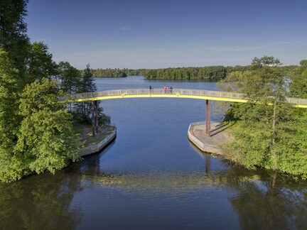 Ansicht auf die „gelben Brücke" zwischen Masurensee und Wolfssee in Duisburg