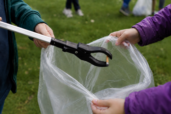 Müllsammelaktion im Park
