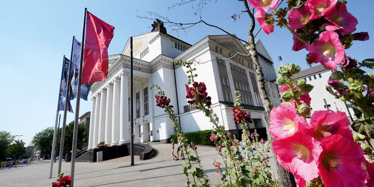 In front of the Duisburg Theatre