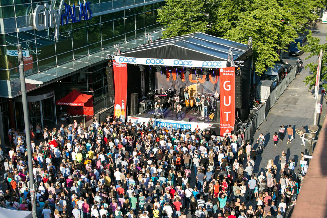 Podium op het stadsfeest in de Königstraße