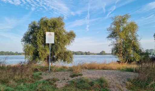 Warnschilder am Rhein