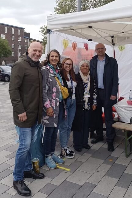 Oberbürgermeister Sören Link gemeinsam mit Mitarbeitenden vom Kommunalen Integrationszentrum Duisburg, Hochfelder Talentfest 2024