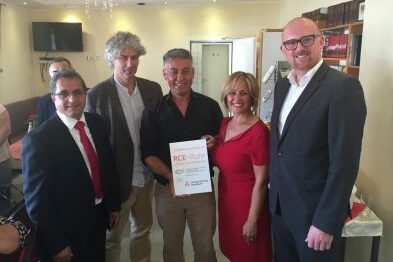 Auszeichnung der AGD für ihr Engagement im Bereich Nachhaltigkeit und Bildung für Nachhaltigkeit; v. l.  Zeki Çakır, Co-Vorsitzender AGD, Peter Reichenbach, Komitee-Vorsitzender RCE-Ruhr/ UN University, M. Ali Yaşar, Generalsekretär AGD, Fatma Yaşar, Co-Vorsitzende AGD mit Oberbürgermeister Sören Link