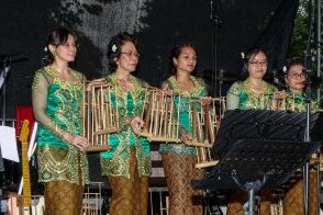 Angklung Ruhr – die Bambus-Instrumentengruppe der Deutsch-Indonesischen Gesellschaft während eines Auftritts im Duisburger Innenhafen