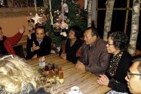 Mitglieder der DIG im Gespräch mit Bürgermeister Erkan Kocalar (2.v.l.) und der Indonesischen Generalkonsulin aus Frankfurt, Wahyu Hersetiati (3.v.l.) in 2016. Mit dabei: die Vorsitzende, Sumiati Lalo (rechts)