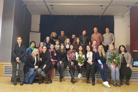 Mitwirkende des Vereins; unter ihnen Ipek Gedik (1. Reihe (sitzend), 2 v. l.), Leyla Altin (4. v.l.) und Tatjana Jakubowski (Mitte, 2. Reihe)