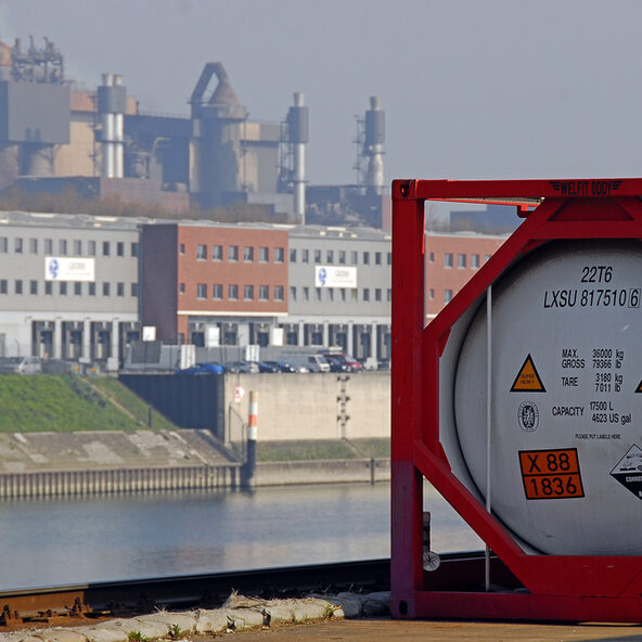Industrie in Duisburg ist geprägt von Schwerindustrie und Logistik - hier Mittal Steel im Hintergrund davor der Freihafen und ganz vorne ein Gascontainer im auf dem Umschlagplatz der DeCeTe