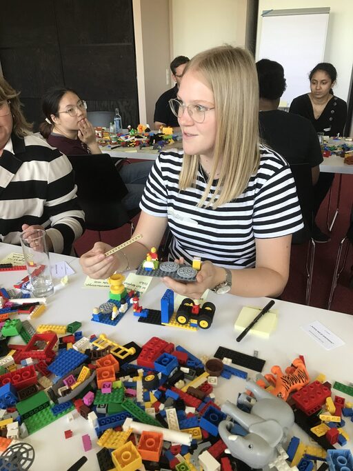 Eine Teilnehmerin beim Bauen der Lego-Steine