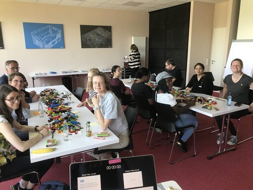 Teilnehmerinnen beim Bauen mit Legosteinen