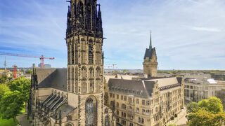 Salvatorkirche und Rathaus