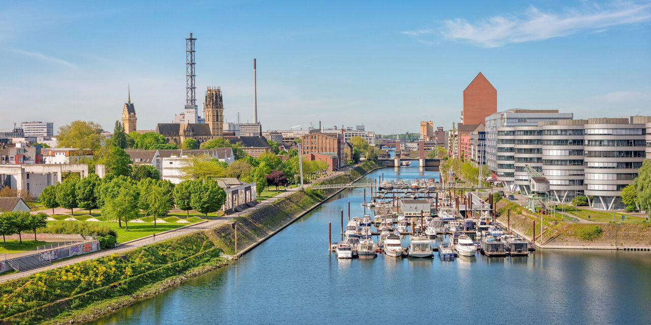 Innenhafenansicht mit Landesarchiv, Rathaus-, Salvatorkirch- und Stadtwerketurm Vordergrund Marina