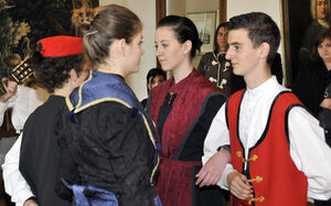 Schüler aus Omis führen einen Tanz auf