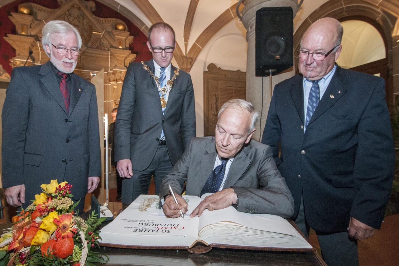 50 Jahre Stadtpartnerschaft Calais im Jahr 2014 - Eintrag ins Goldene Buch